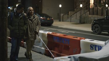 En esta imagen difundida por Doug Roland Films, Steven Prescod como Tereek, izquierda, y Robert Tarango como Artie en una escena de Feeling Through. Hasta ahora, los Oscar no siempre han sido un lugar acogedor para los discapacitados.