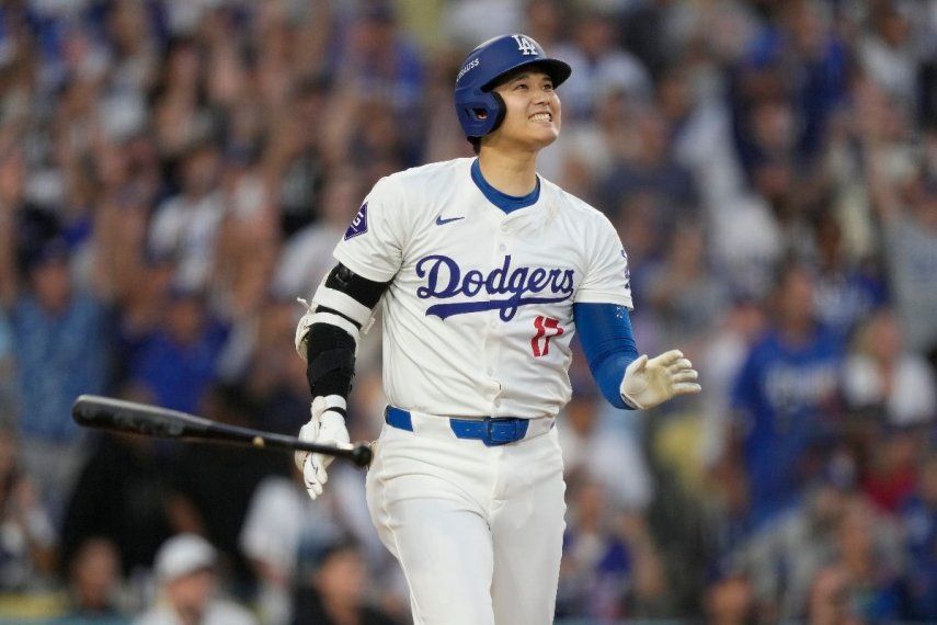 El japonés Shohei Ohtani, de los Dodgers de Los Ángeles, festeja al conectar un jonrón de tres carreras en el primer juego de la serie divisional de la Liga Nacional ante los Padres de San Diego, el sábado 5 de octubre de 2024&nbsp;