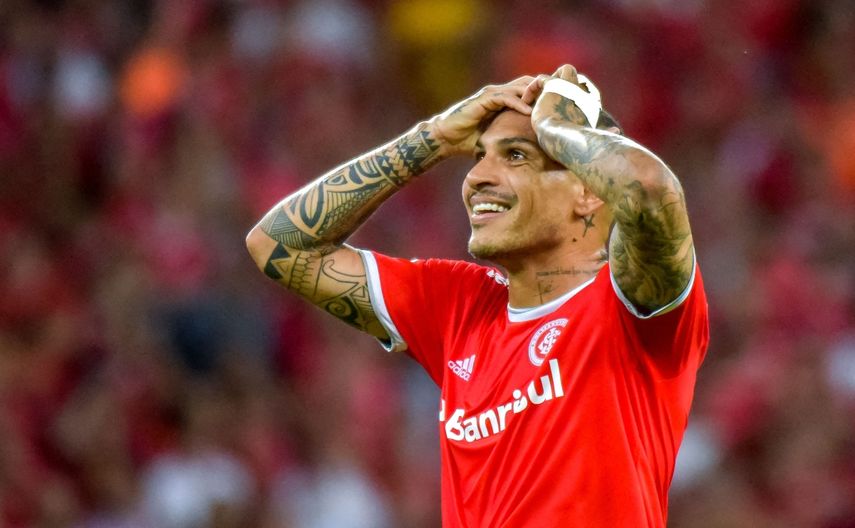 En esta foto de archivo tomada el 3 de marzo de 2020, el delantero internacional brasileño Paolo Guerrero hace gestos durante su partido de fútbol de la Copa Libertadores en el estadio Beira-Rio en Porto Alegre, Brasil