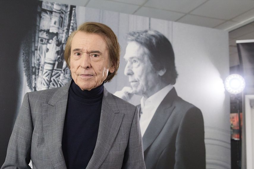 El cantante y actor español Miguel Rafael Martos Sánchez, más conocido como Raphael, durante la presentación de su álbum Ayer... aún, en las oficinas de Universal, el 22 de noviembre de 2024, en Madrid (España).