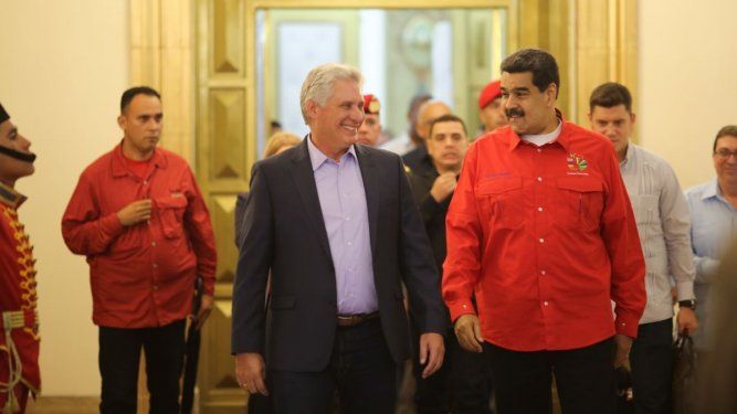 El designado gobernante Miguel Díaz-Canel y el dictador de Venezuela Nicolás Maduro, en Caracas, junio de 2019