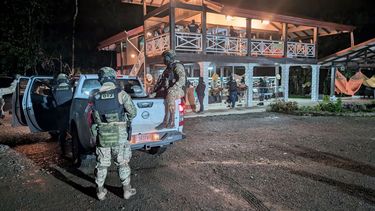Esta fotografía, difundida por la Policía Judicial de Costa Rica, muestra a agentes del Organismo de Investigación Judicial (OIJ) realizando un allanamiento a una vivienda en Pérez Zeledón, provincia de San José, Costa Rica, el 29 de julio de 2025. La policía costarricense arrestó el martes a seis personas, entre ellas un agente de tránsito y un funcionario judicial, por presunto tráfico internacional de drogas y lavado de activos, según las autoridades del país centroamericano.