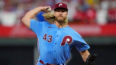 Noah Syndergaard, de los Filis de Filadelfia, lanza durante la primera entrada del Juego 5 de la Serie Mundial en contra de los Astros de Houston, el jueves 3 de noviembre de 2022, en Filadelfia. Syndergaard y los Dodgers de Los Ángeles acuerdan un contrato por un año, dijo a The Associated Press una persona con conocimiento de la negociación.