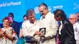 Miguel Bosé recibe de manos de Juan Manuel Santos la Medalla de la Cumbre por la Paz por Impacto Social. 