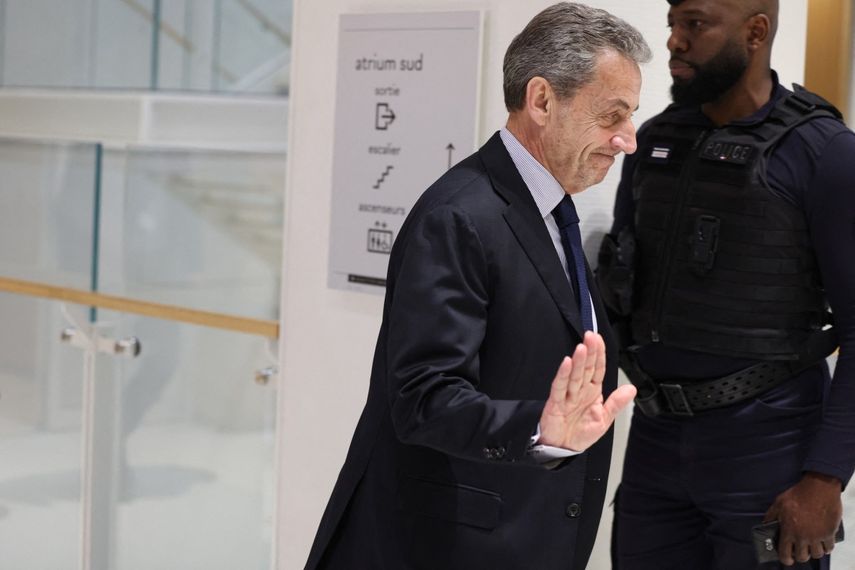 El expresidente francés Nicolas Sarkozy sale después de una audiencia en su juicio por cargos de financiación ilegal de campaña de Libia para su exitosa candidatura presidencial de 2007, en el Tribunal de Paris en París, el 27 de marzo de 2025.