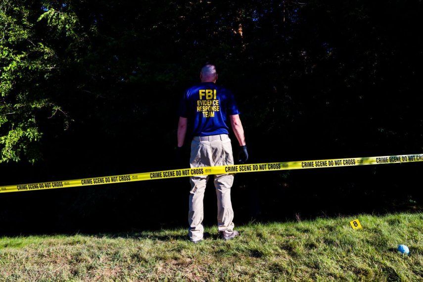 Un agente del FBI investiga en el área del crimen. Imagen referencial.