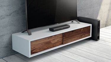 En el sistema Fidelio B1 Nano Home Cinema de Philips el subwoofer (D) es tan plano que puede guardarse bajo el sofá (dpa)