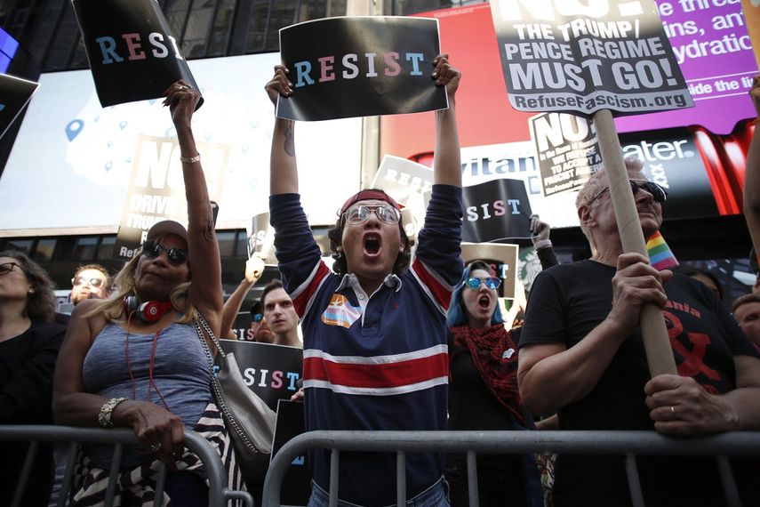 Cientos de personas protestaron en Nueva York tras el anuncio del presidente Donald&nbsp;Trump&nbsp;de prohibir que&nbsp;transexuales sirvan en las Fuerzas Armadas de EEUU.&nbsp;