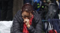 Una mujer&nbsp;espera mientras las brigadas de rescate buscan a sus familiares entre los escombros que dejó el sismo de magnitud 7,1 en la escala de Richter, que sacudió fuertemente la capital mexicana este martes 19 de septiembre.&nbsp;