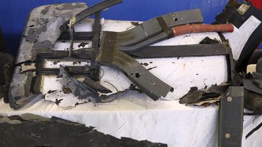 Los restos de lo que la división aeroespacial de la Guardia Revolucionaria de Irán describe como un dron de Estados Unidos que fue derribado el jueves se exhiben en Teherán.
