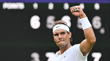 El español Rafael Nadal celebra la victoria contra el jugador estadounidense Taylor Fritz después de ganar su partido de tenis de cuartos de final de individuales masculinos en el décimo día del Campeonato de Wimbledon 2022