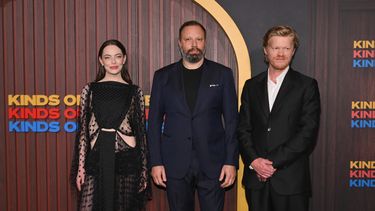 De izquierda a derecha: la actriz Emma Stone, el director griego Yorgos Lanthimos y el actor Jesse Plemons asisten al estreno de Kinds of Kindness de Searchlight en el MOMA de Nueva York, el 20 de junio de 2024.