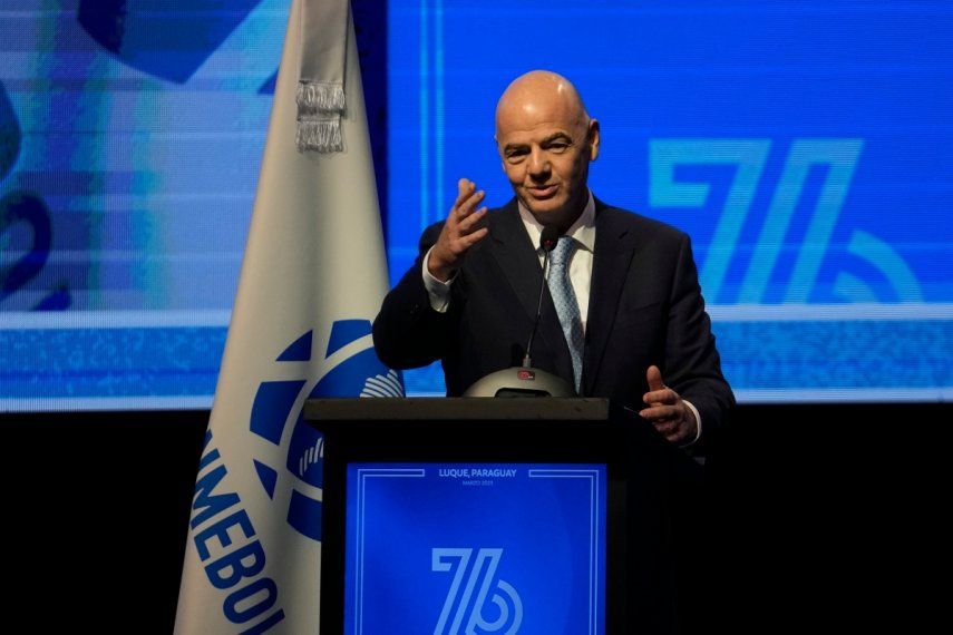 El presidente de la FIFA, Gianni Infantino, habla ante los participantes y presidentes de las Federaciones de Sudamérica durante el 76mo Congreso de la Conmebol, el viernes 31 de marzo del 2023.