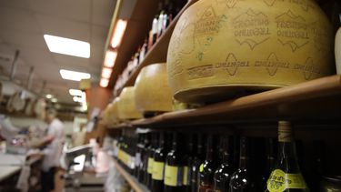 Grandes piezas de queso parmesano est&aacute;n a la venta en una tienda en Roma.