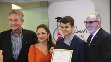 Manolo Díaz, vicepresidente de la Fundación Cultural Latin Grammy; Sergio De Miguel Jorquera, ganador de la beca, junto a Gloria y Emilio Estefan, durante el acto de entrega. 