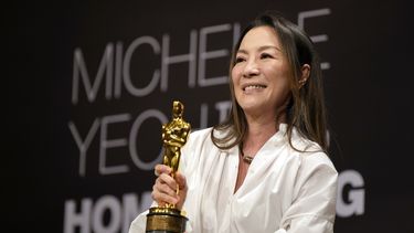 La actriz malasia Michelle Yeoh sostiene su estatuilla del Óscar durante una conferencia de prensa en Kuala Lumpur, Malasia, el martes 18 de abril de 2023.