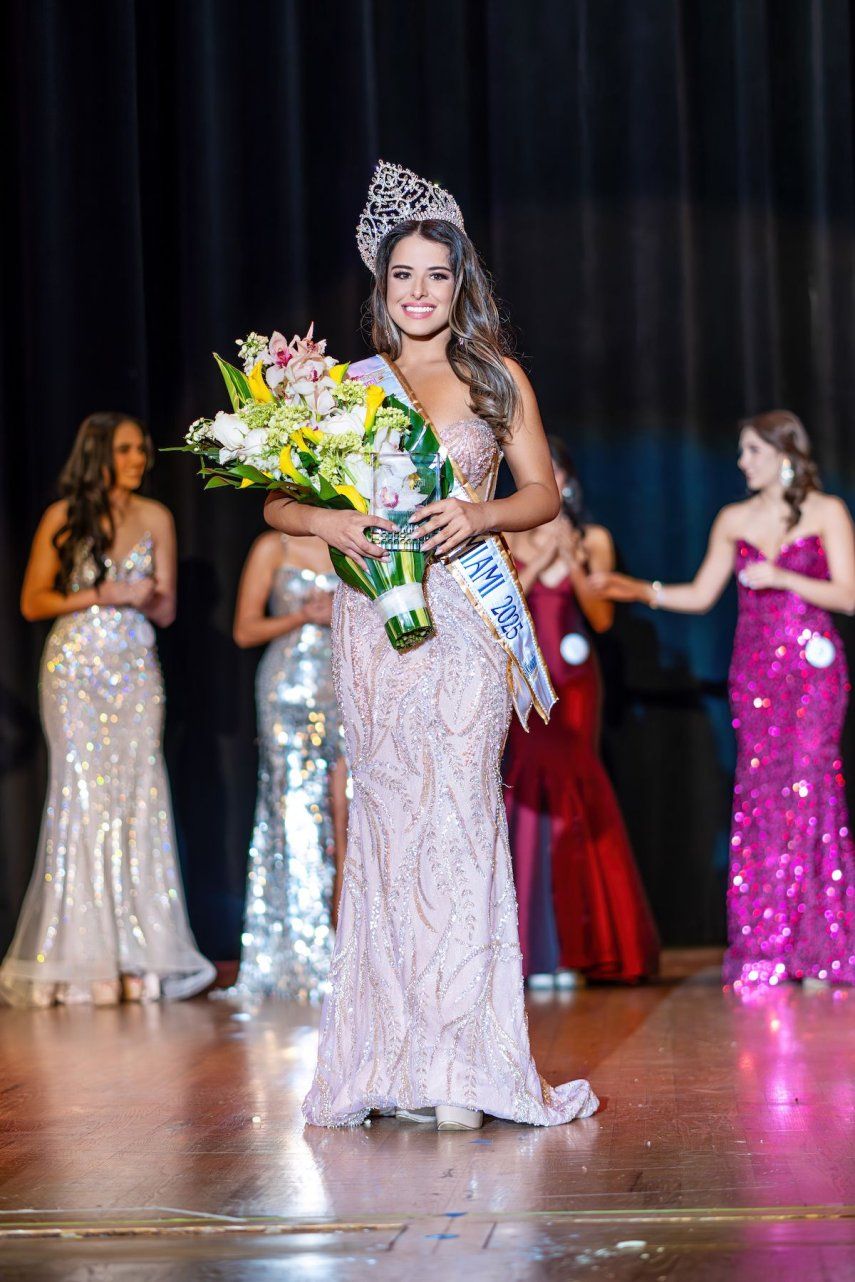 Melanie García tras ser coronada Miss Carnaval Miami 2025.