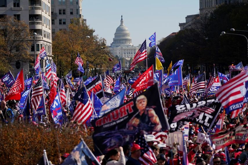 Con el Capitolio de Estados Unidos al fondo, simpatizantes del presidente Donald Trump protestan el sábado 14 de noviembre de 2020, en la Plaza Freedom de Washington, D.C.&nbsp;