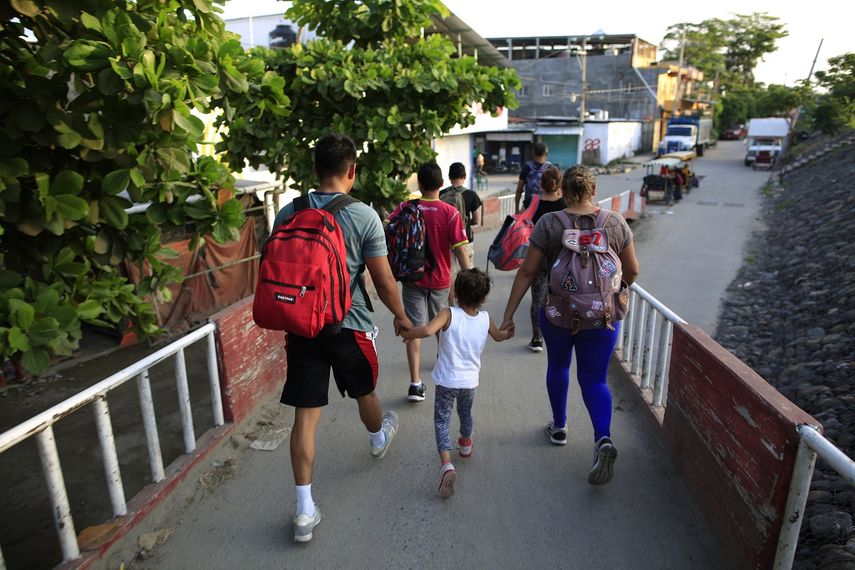 Migrantes, algunos de ellos salvadoreños, caminan hacia una localidad después de llegar desde Guatemala cruzando en balsa el Río Suchiate, hacia Ciudad Hidalgo, México, en junio de 2019.&nbsp;
