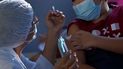 Personal de salud administra una dosis de la vacuna de Pfizer contra el COVID-19 en un centro de salud comunitario de Brasilia, el domingo 16 de enero de 2022. Personal de salud administra una dosis de la vacuna de Pfizer contra el COVID-19 en un centro de salud comunitario de Brasilia, el domingo 16 de enero de 2022.