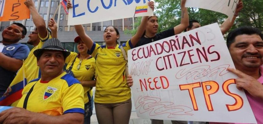 Ciudadanos ecuatorianos manifestando a favor de recibir TPS