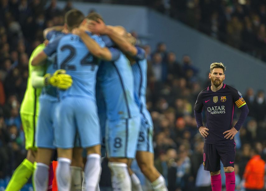 El jugador del&nbsp;Barcelona&nbsp;Lionel Messi (segundo a la derecha) se lamenta mientras jugadores del Manchester City celebran después de anotar un gol&nbsp;
