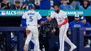 Daulton Varsho #5 de los Toronto Blue Jays recibe la felicitación de Vladimir Guerrero Jr. #27 tras anotar una carrera con un sencillo de Addison Barger #47 durante la segunda entrada contra los Seattle Mariners en el sexto juego de la Serie de Campeonato de la Liga Americana en el Rogers Centre el 19 de octubre de 2025 en Toronto, Ontario.&nbsp;