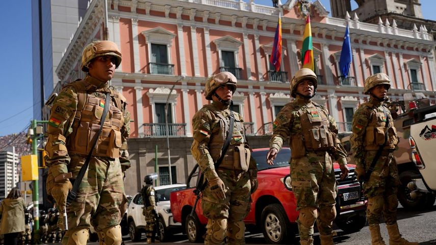 Soldados hacen guardia frente al palacio presidencial en la Plaza Murillo en La Paz, Bolivia, el miércoles 26 de junio de 2024.&nbsp;