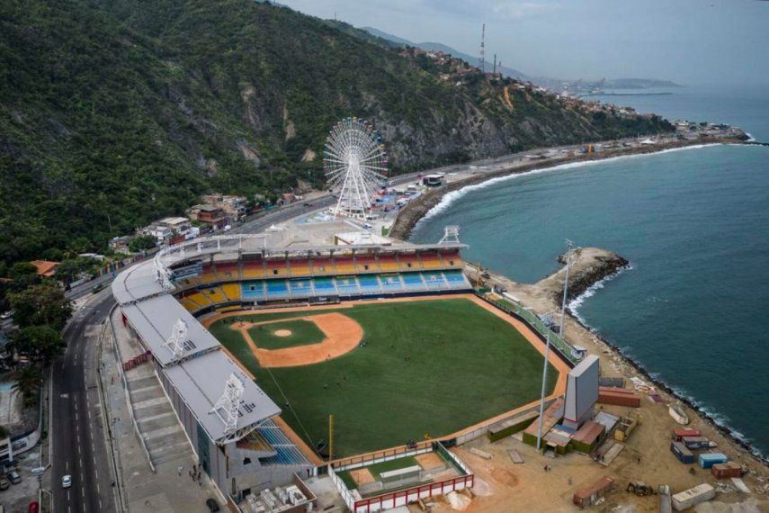 Una toma aérea del Estadio Jorge Luis García Carneiro de Macuto, La Guaira. Este es uno de los dos recintos que servirán de sede para la Serie del Caribe 2023, que tendrá lugar en Venezuela.