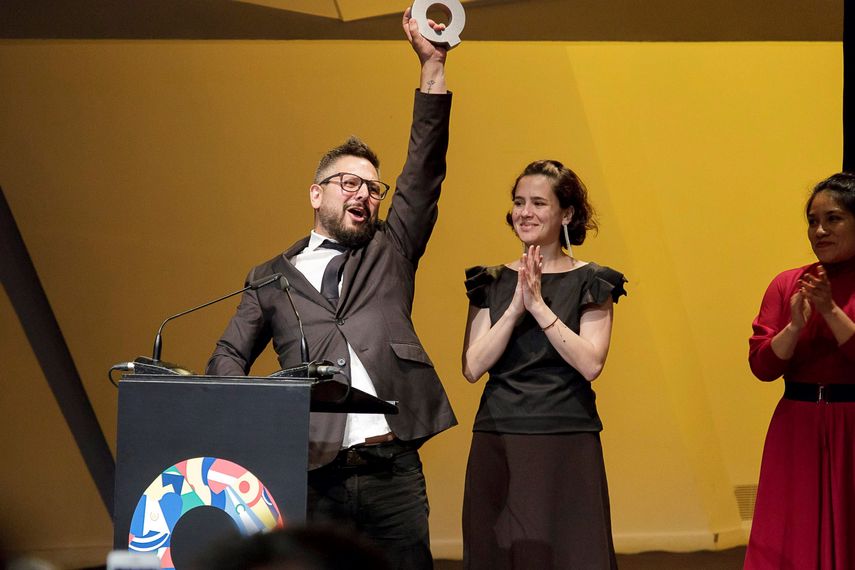 El director colombiano Santiago Caicedo recoge su Premio Quirino por su ópera prima, Virus Tropical, que se alzó como el mejor largometraje del año.&nbsp;