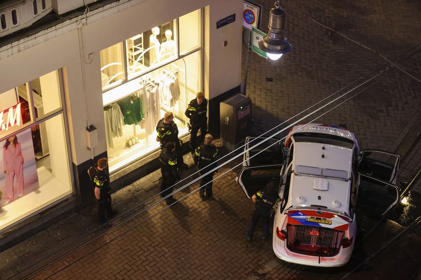 Oficiales en un vehículo policial cerca de Leidseplein durante una toma de rehenes en una Apple Store de Amsterdam el 22 de febrero de 2022.