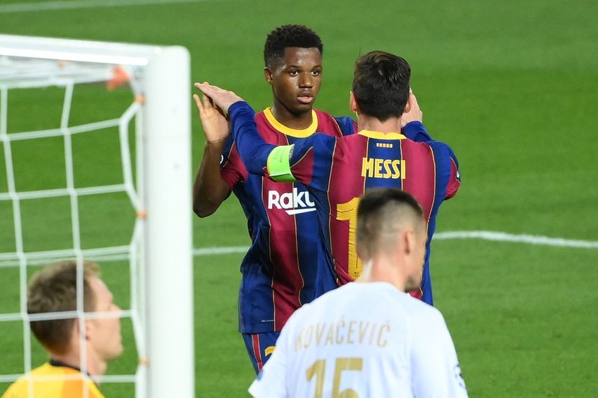  En esta fotografía de archivo tomada el 20 de octubre de 2020, el delantero español del Barcelona Ansu Fati (C) celebra con el delantero argentino del Barcelona Lionel Messi tras marcar un gol durante el partido de fútbol de la UEFA Champions League entre el FC Barcelona y el Ferencvarosi TC en el Camp Nou. Estadio de Barcelona.