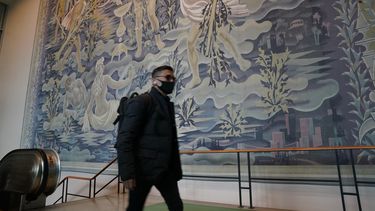 Un hombre pasa junto a un tapiz en las Naciones Unidas el 3 de noviembre de 2021 en Nueva York.