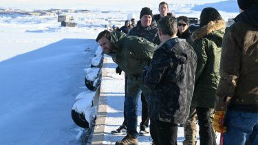 El vicepresidente de EEUU, JD Vance (Centro), visita la base espacial Pituffik del ejército de EEUU en Groenlandia el 28 de marzo de 2025.