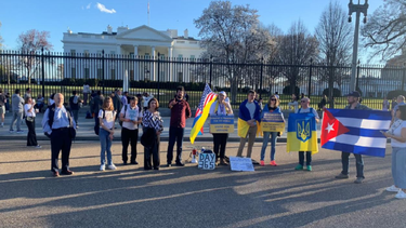Los participantes en la marcha frente a la Casa Blanca en Estados Unidos.
