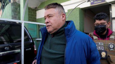 Juan José Zúñiga, ex comandante general del ejército, es escoltado desde una cárcel para ser trasladado a la prisión de máxima seguridad de Chonchocoro, en La Paz, Bolivia, el sábado 29 de junio de 2024. Zúñiga fue detenido por su participación en lo que el presidente Luis Arce llamó un intento de golpe de Estado.&nbsp; &nbsp;