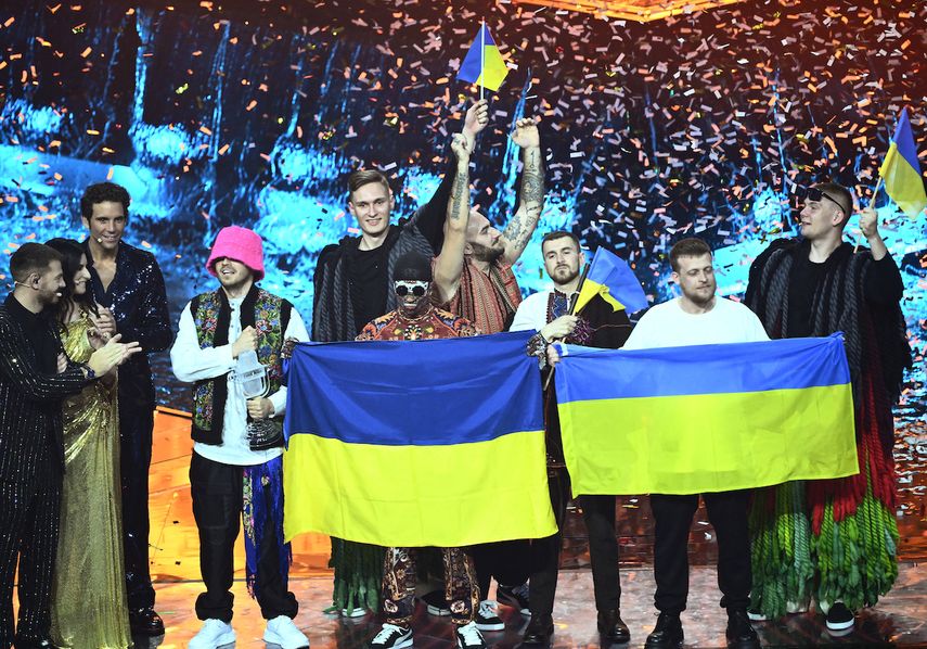 La banda ucraniana Kalush Orchestr celebra su victoria en la edición 2022 del Festival de la Canción de Eurovisión. Reino Unido producirá Eurovisión 2023 en lugar de Ucrania.