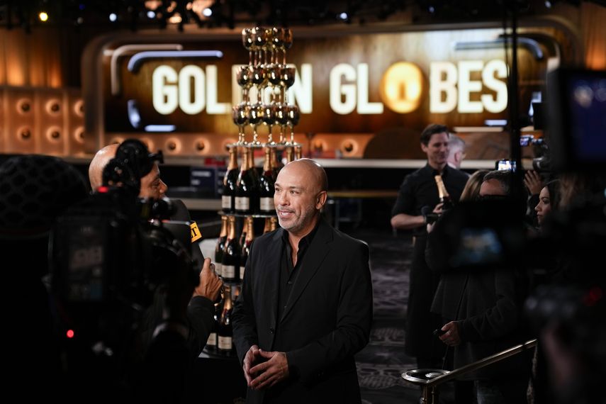 El anfitrión Jo Koy habla con reporteros en un encuentro con la prensa previo a los Globos de Oro en el hotel Beverly Hilton el jueves 4 de enero de 2024, en Beverly Hills, California.
