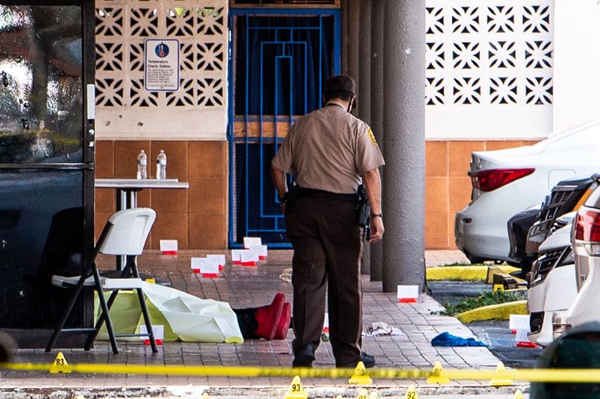 Se ve un cadáver cerca de las puertas de un salón de banquetes que fue alquilado para un concierto después de que tres hombres armados mataron a dos personas e hirieron al menos a 20 personas en un área cercana a Hialeah, el 30 de mayo de 2021&nbsp; &nbsp; &nbsp; &nbsp;