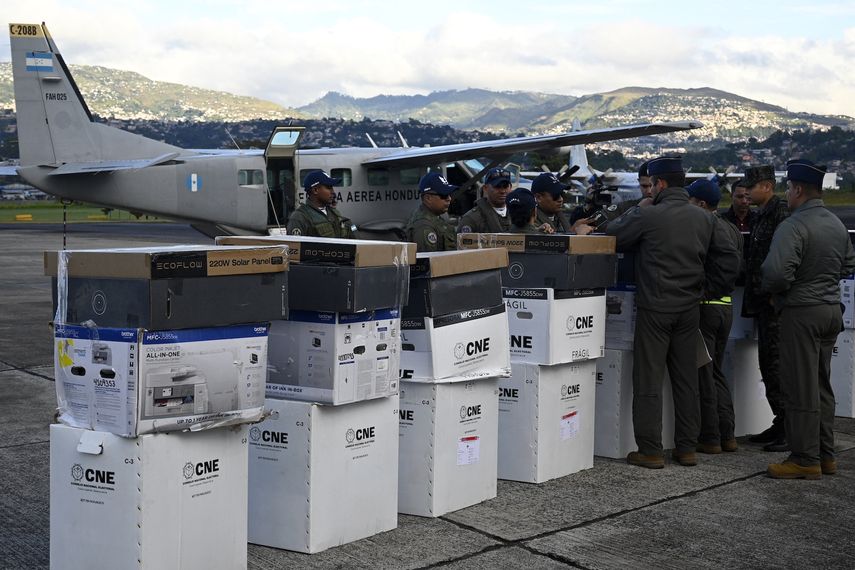 Miembros de la Fuerza Aérea Hondureña (FAH) se preparan para transportar material electoral a La Mosquitia, departamento de Gracias a Dios, en Tegucigalpa, el 24 de noviembre de 2025.