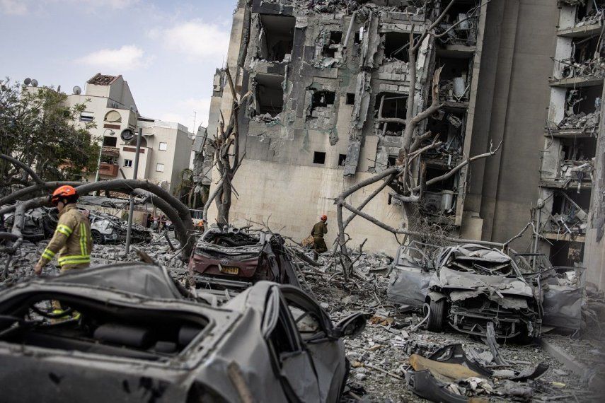 Los servicios de emergencia y agentes de seguridad israelíes buscan víctimas entre los escombros de un edificio impactado por un misil iraní en Beersheba, al sur de Israel, el 24 de junio de 2025. El presidente estadounidense, Donald Trump, anunció un alto el fuego gradual de 24 horas que comenzaría alrededor de las 04:00 GMT del 24 de junio, al que Israel declaró estar de acuerdo. Irán no ha aceptado formalmente el alto el fuego.&nbsp;