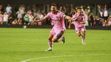 Lionel Messi celebra con el mundo su golazo con el Inter Miami, la noche del viernes 21 de julio en el DRV PNK Stadium en Fort Lauderdale.