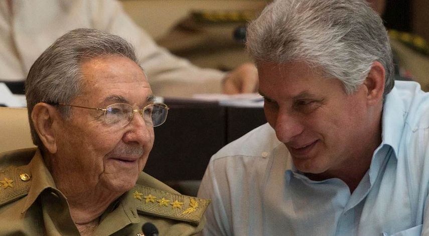Raúl Castro, junto a Miguel Díaz-Canel, en La Habana.