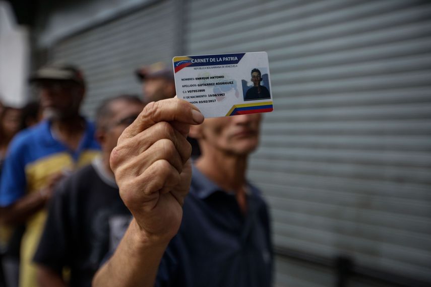  Actualmente, 7 de cada 10 venezolanos tienen el Carnet de la Patria. Foto: Diario Las Américas   