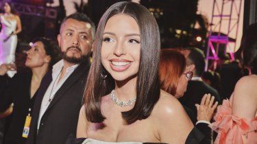 Ángela Aguilar posa en la alfombra magenta de la 36 edición de Premio Lo Nuestro el 22 de febrero de 2024 en el Kaseya Center, de Miami.