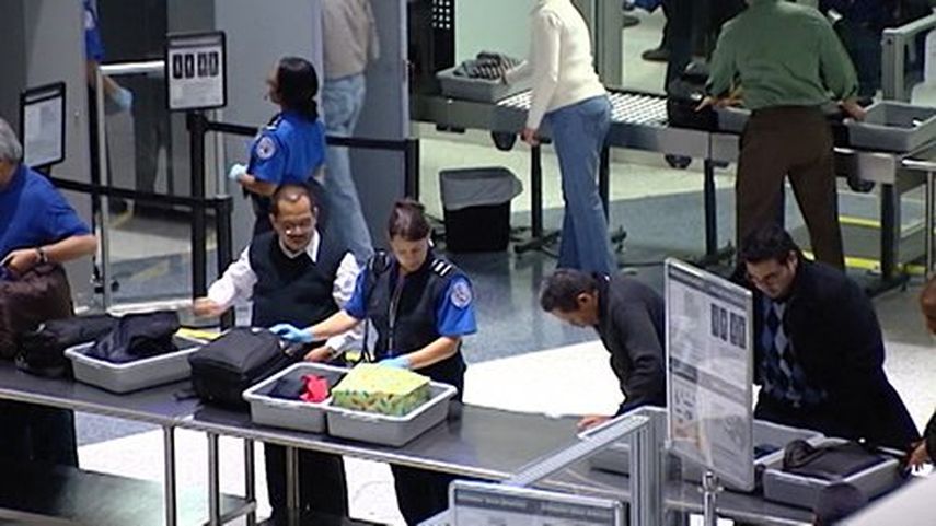 Los controladores de la TSA fallaron en 67 de las 70 pruebas realizadas, incluido un caso en el que no detectaron un falso explosivo que iba pegado con cinta adhesiva en la espalda de un agente encubierto, según el informe.