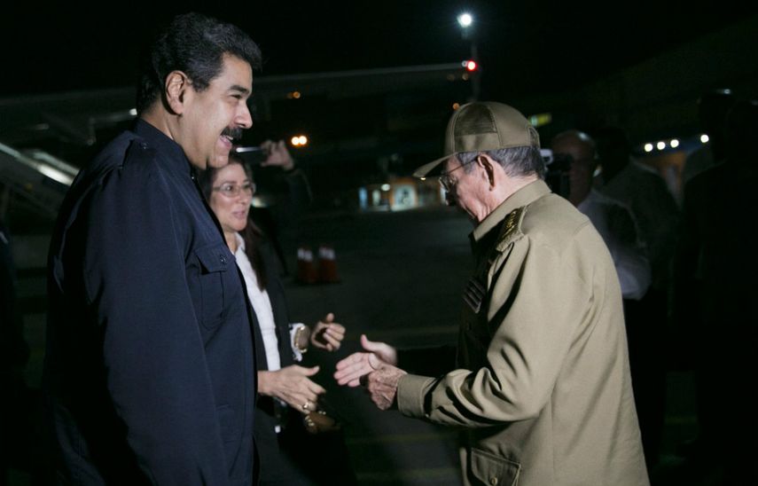 Maduro viajó con su esposa, Cilia Flores, y fue recibido en el aeropuerto José Martí de La Habana por Raúl Castro.