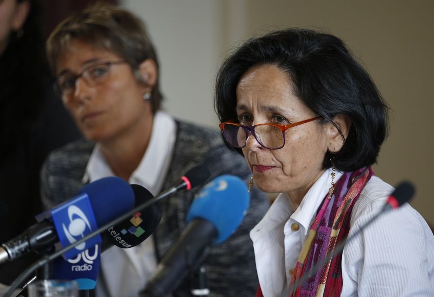 Luz Marina Monzón (izq.), de la unidad de personas desparecidas de Colombia, habla durante una conferencia en Bogotá, el martes 20 de agosto de 2019.