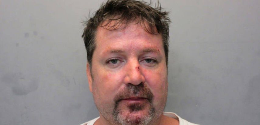 Francis Dunn, de 46 años, enfrenta cargos de negligencia infantil y resistencia al arresto.