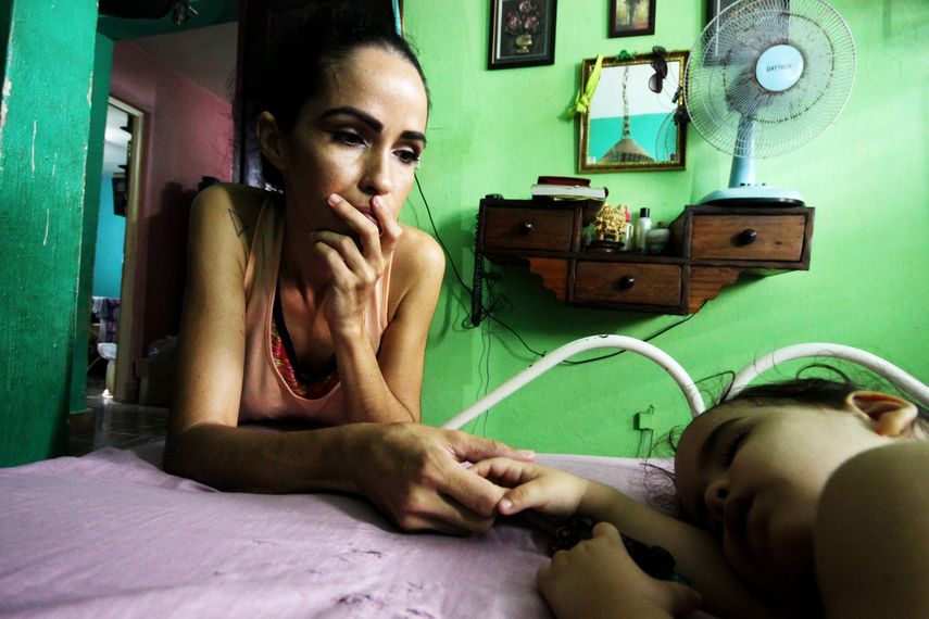 Madres afrontan crisis sanitaria en Cuba.